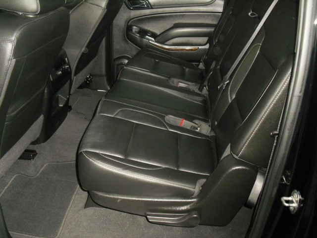 Chevrolet Suburban Vehicle Full-screen Gallery Image 05