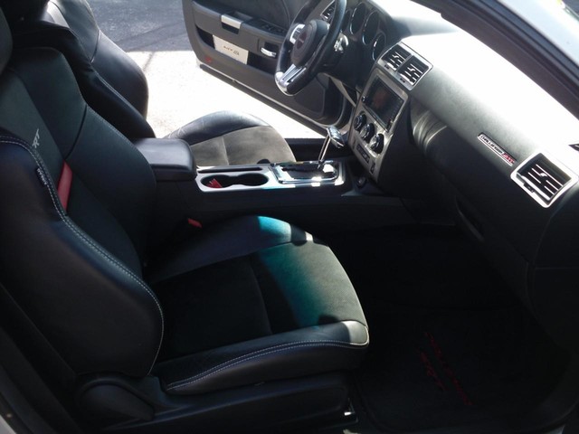 Dodge Challenger Vehicle Full-screen Gallery Image 05