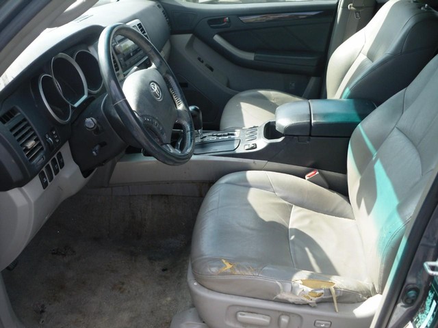 Toyota 4Runner Vehicle Full-screen Gallery Image 04