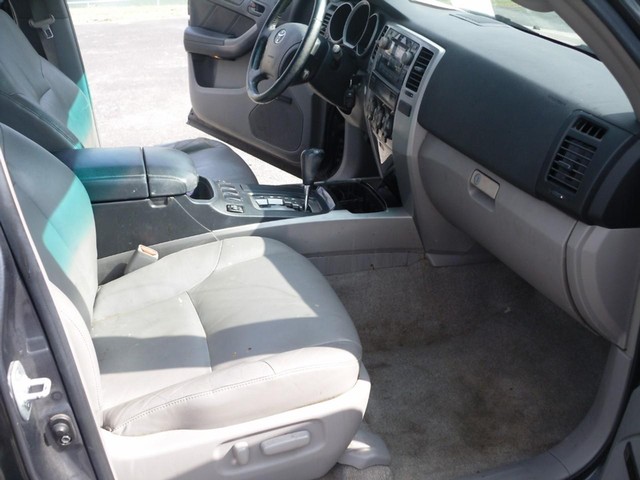 Toyota 4Runner Vehicle Full-screen Gallery Image 07