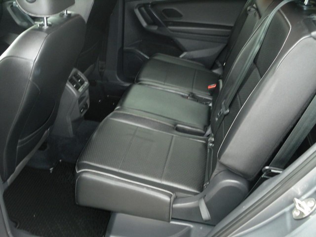 Volkswagen Tiguan Vehicle Full-screen Gallery Image 05