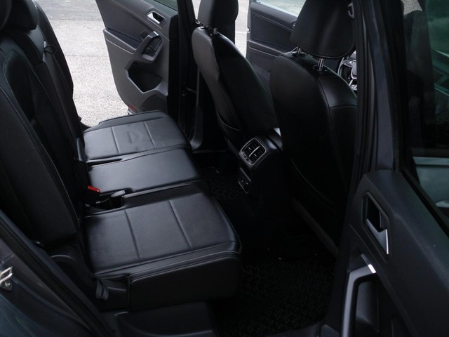 Volkswagen Tiguan Vehicle Full-screen Gallery Image 06