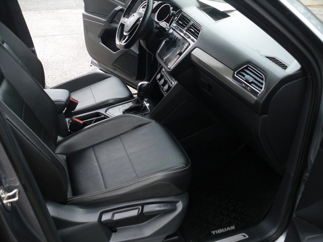 Volkswagen Tiguan Vehicle Full-screen Gallery Image 07