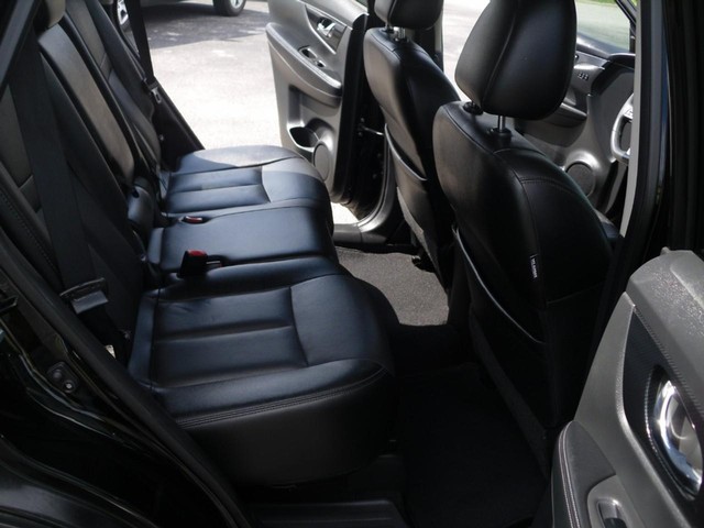 Nissan Rogue Vehicle Full-screen Gallery Image 06