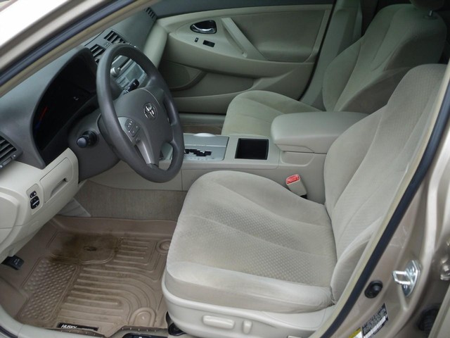 Toyota Camry Vehicle Full-screen Gallery Image 04