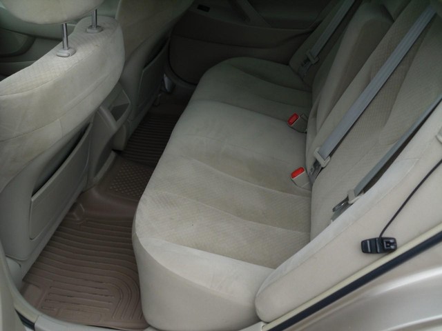 Toyota Camry Vehicle Full-screen Gallery Image 05