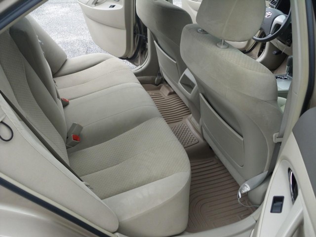 Toyota Camry Vehicle Full-screen Gallery Image 06