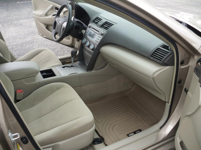 Toyota Camry Vehicle Full-screen Gallery Image 07