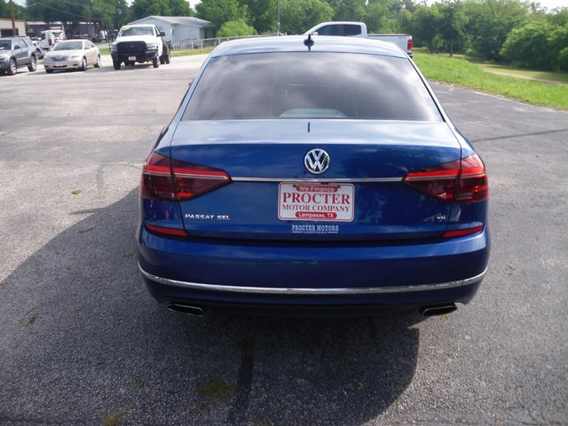 Volkswagen Passat Vehicle Full-screen Gallery Image 03