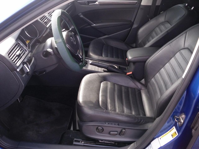 Volkswagen Passat Vehicle Full-screen Gallery Image 04