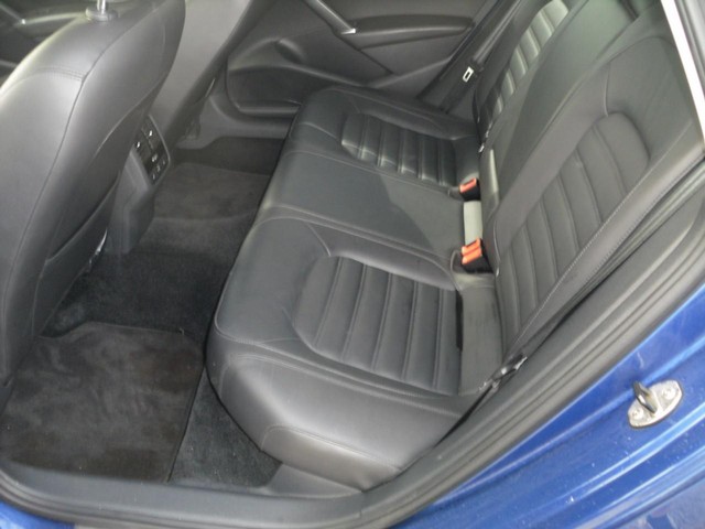 Volkswagen Passat Vehicle Full-screen Gallery Image 05