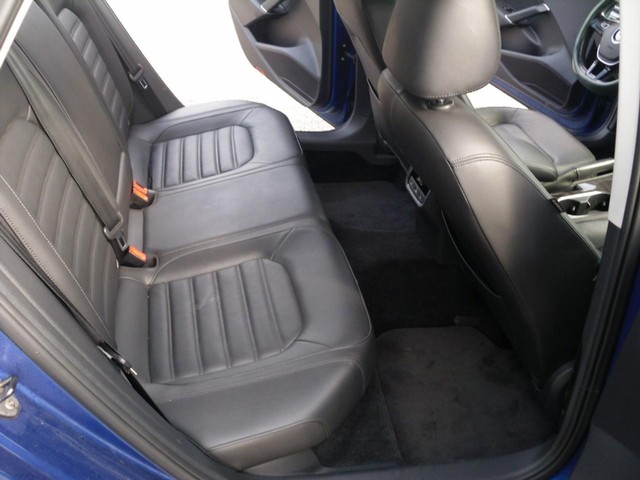 Volkswagen Passat Vehicle Full-screen Gallery Image 06
