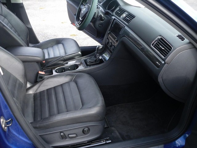 Volkswagen Passat Vehicle Full-screen Gallery Image 07