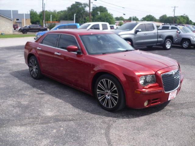 Chrysler 300 Vehicle Full-screen Gallery Image 02