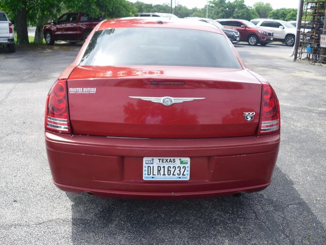 Chrysler 300 Vehicle Full-screen Gallery Image 03