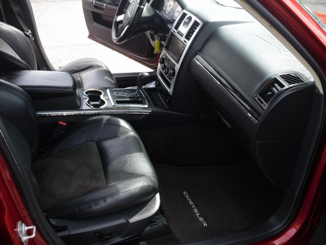 Chrysler 300 Vehicle Full-screen Gallery Image 07