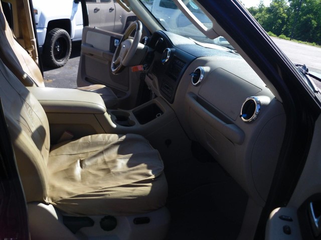 Ford Expedition Vehicle Full-screen Gallery Image 07