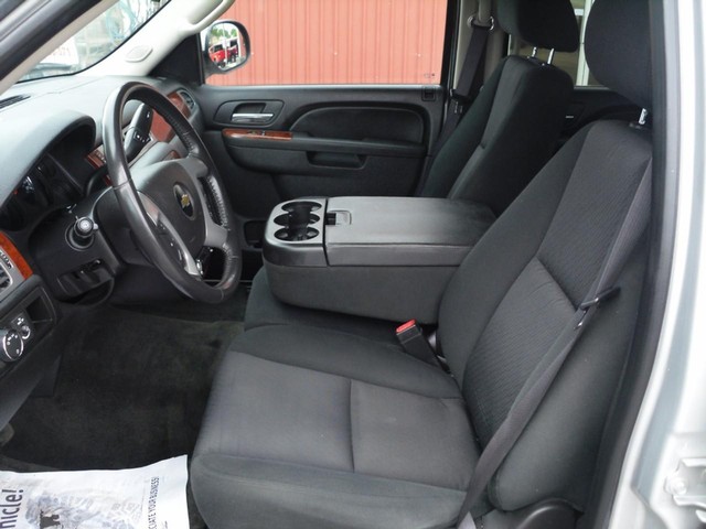 Chevrolet Suburban Vehicle Full-screen Gallery Image 04