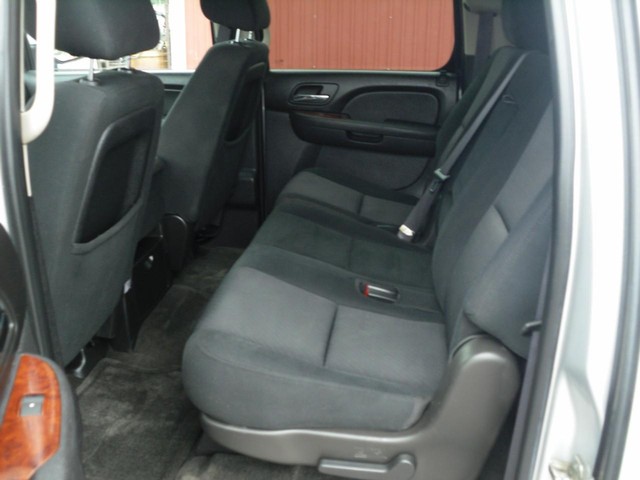 Chevrolet Suburban Vehicle Full-screen Gallery Image 05
