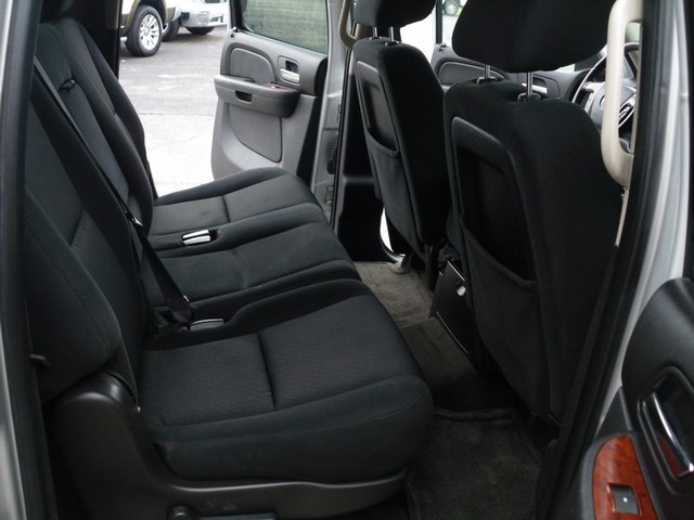 Chevrolet Suburban Vehicle Full-screen Gallery Image 06