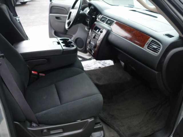 Chevrolet Suburban Vehicle Full-screen Gallery Image 07