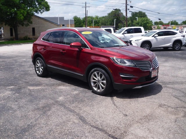 Lincoln MKC Vehicle Full-screen Gallery Image 02