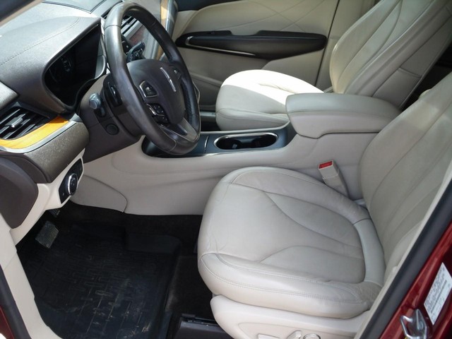 Lincoln MKC Vehicle Full-screen Gallery Image 04