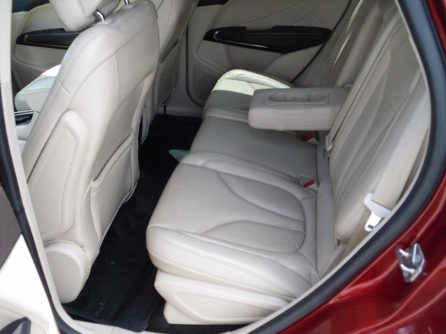 Lincoln MKC Vehicle Full-screen Gallery Image 05