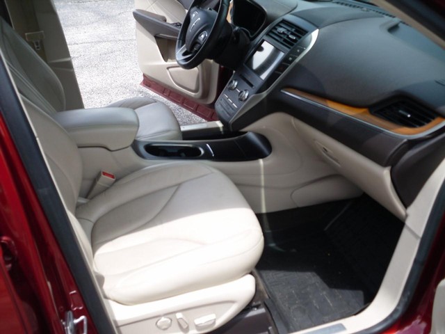 Lincoln MKC Vehicle Full-screen Gallery Image 06