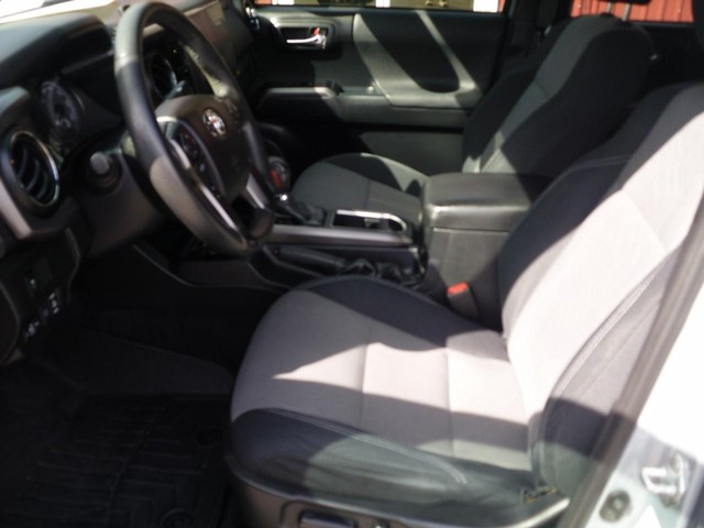 Toyota Tacoma 2WD Vehicle Full-screen Gallery Image 04