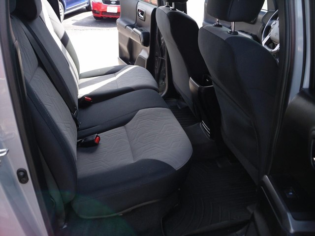 Toyota Tacoma 2WD Vehicle Full-screen Gallery Image 06