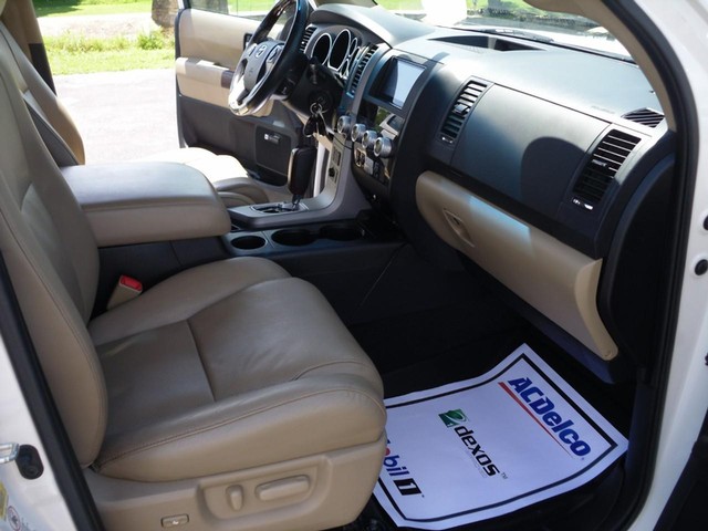 Toyota Sequoia Vehicle Full-screen Gallery Image 07
