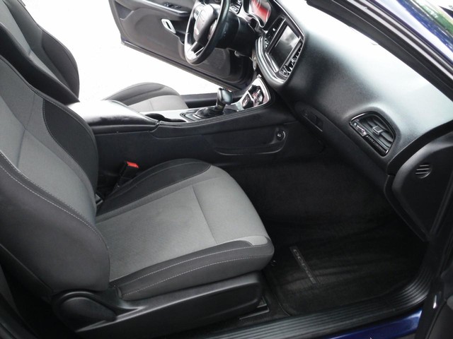Dodge Challenger Vehicle Full-screen Gallery Image 05
