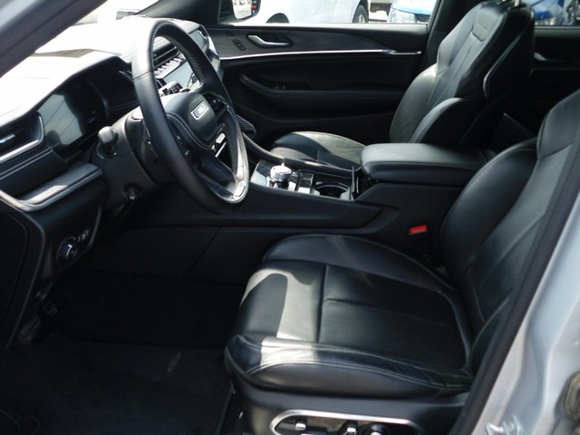 Jeep Grand Cherokee L Vehicle Full-screen Gallery Image 04