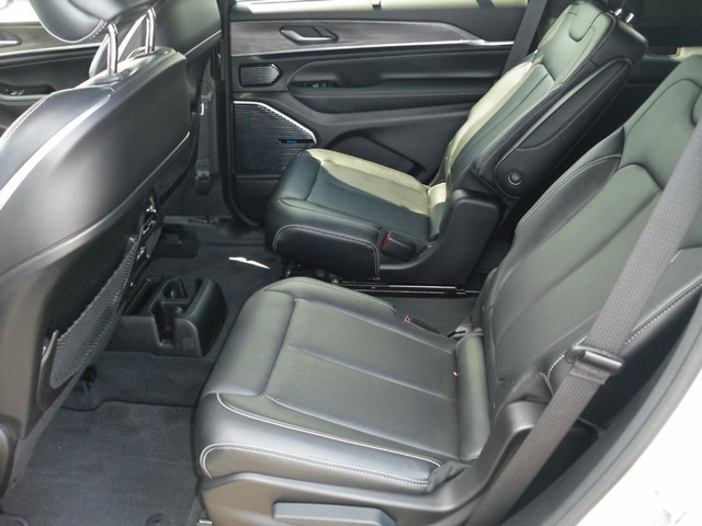 Jeep Grand Cherokee L Vehicle Full-screen Gallery Image 05