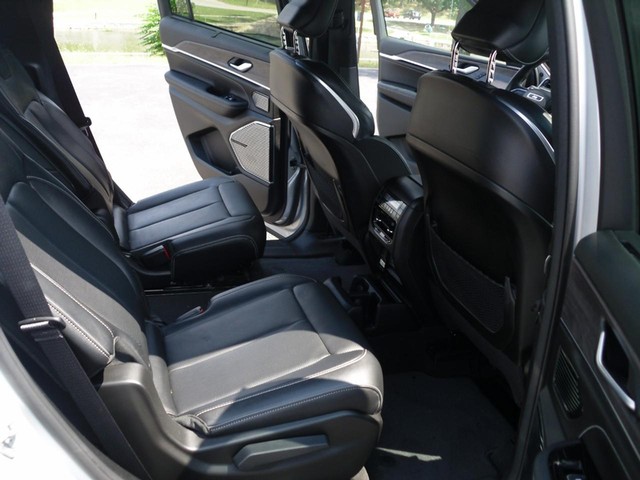 Jeep Grand Cherokee L Vehicle Full-screen Gallery Image 06