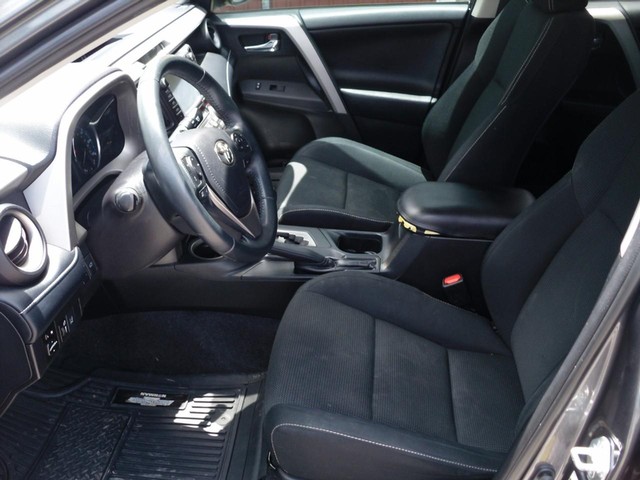 Toyota RAV4 Vehicle Full-screen Gallery Image 04