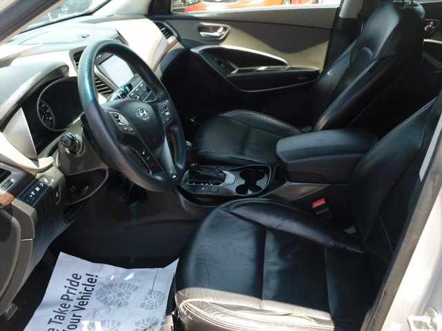Hyundai Santa Fe Sport Vehicle Full-screen Gallery Image 04