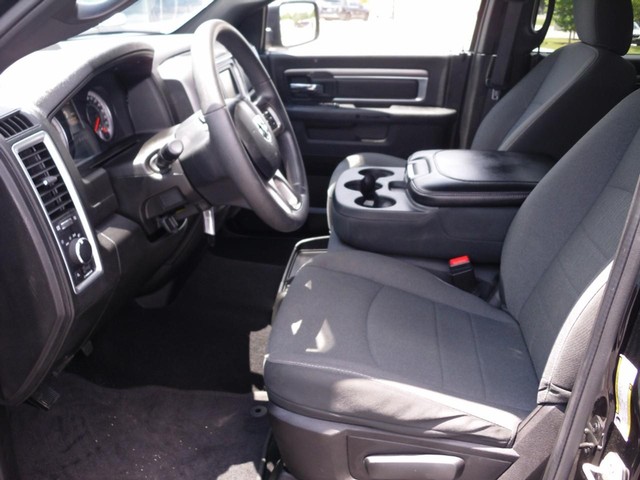 Ram 1500 Classic Vehicle Full-screen Gallery Image 04
