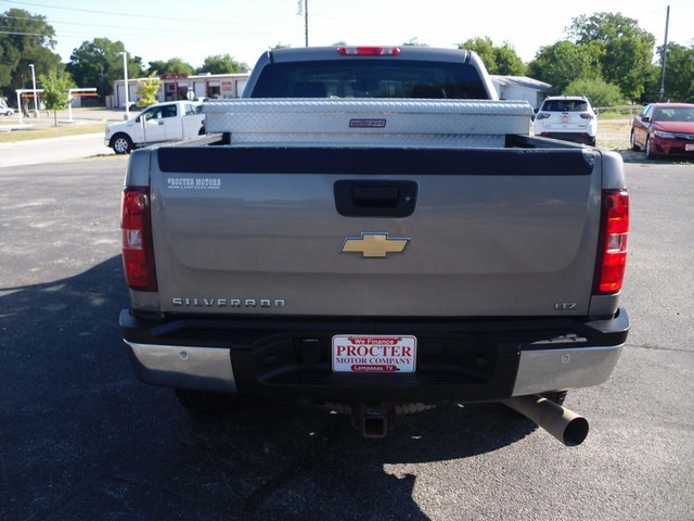 Chevrolet Silverado 2500HD Vehicle Full-screen Gallery Image 03