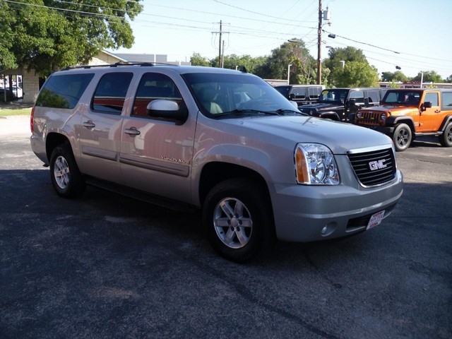 GMC Yukon XL Vehicle Full-screen Gallery Image 02