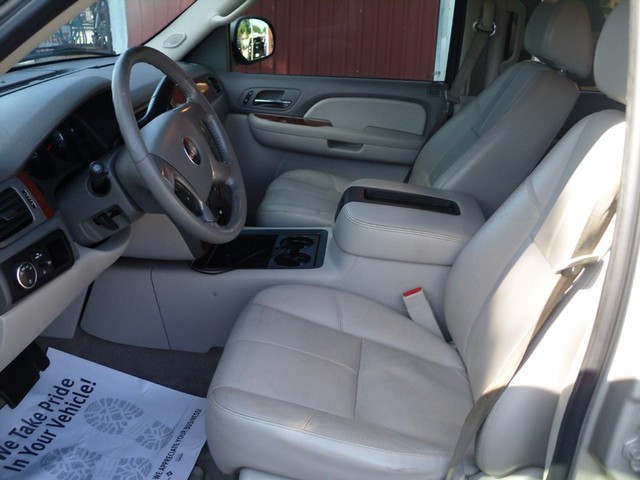 GMC Yukon XL Vehicle Full-screen Gallery Image 04