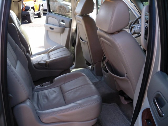 GMC Yukon XL Vehicle Full-screen Gallery Image 06