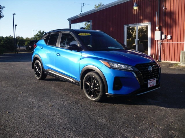 Nissan Kicks Vehicle Full-screen Gallery Image 02