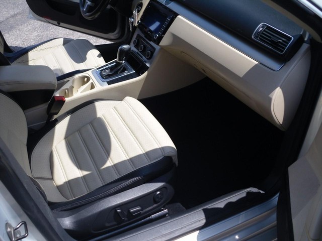 Volkswagen CC Vehicle Full-screen Gallery Image 07