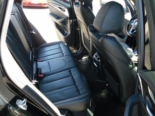 BMW X3 Vehicle Full-screen Gallery Image 06