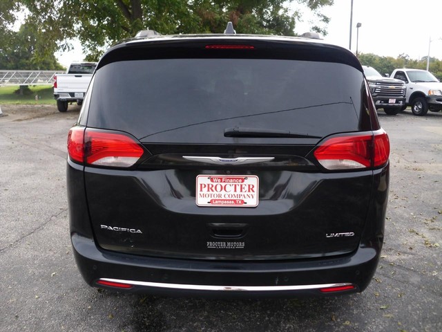 Chrysler Pacifica Vehicle Full-screen Gallery Image 03