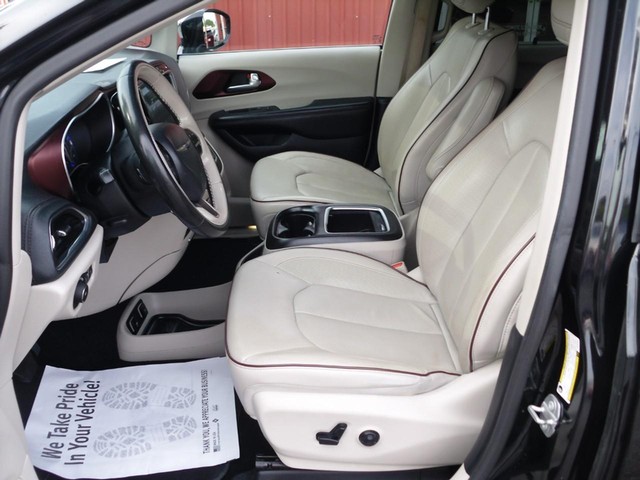 Chrysler Pacifica Vehicle Full-screen Gallery Image 04