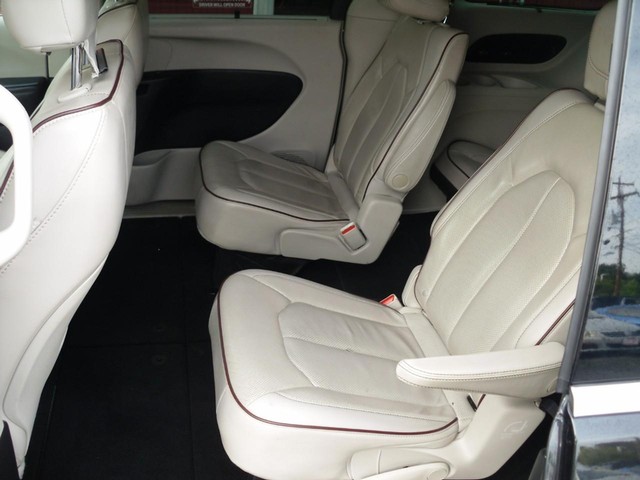 Chrysler Pacifica Vehicle Full-screen Gallery Image 05