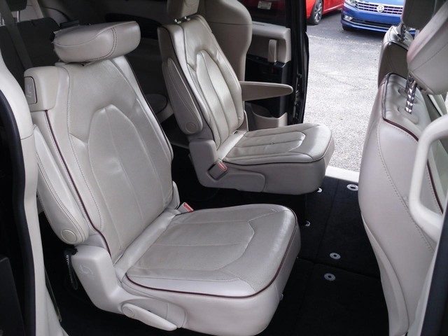 Chrysler Pacifica Vehicle Full-screen Gallery Image 06